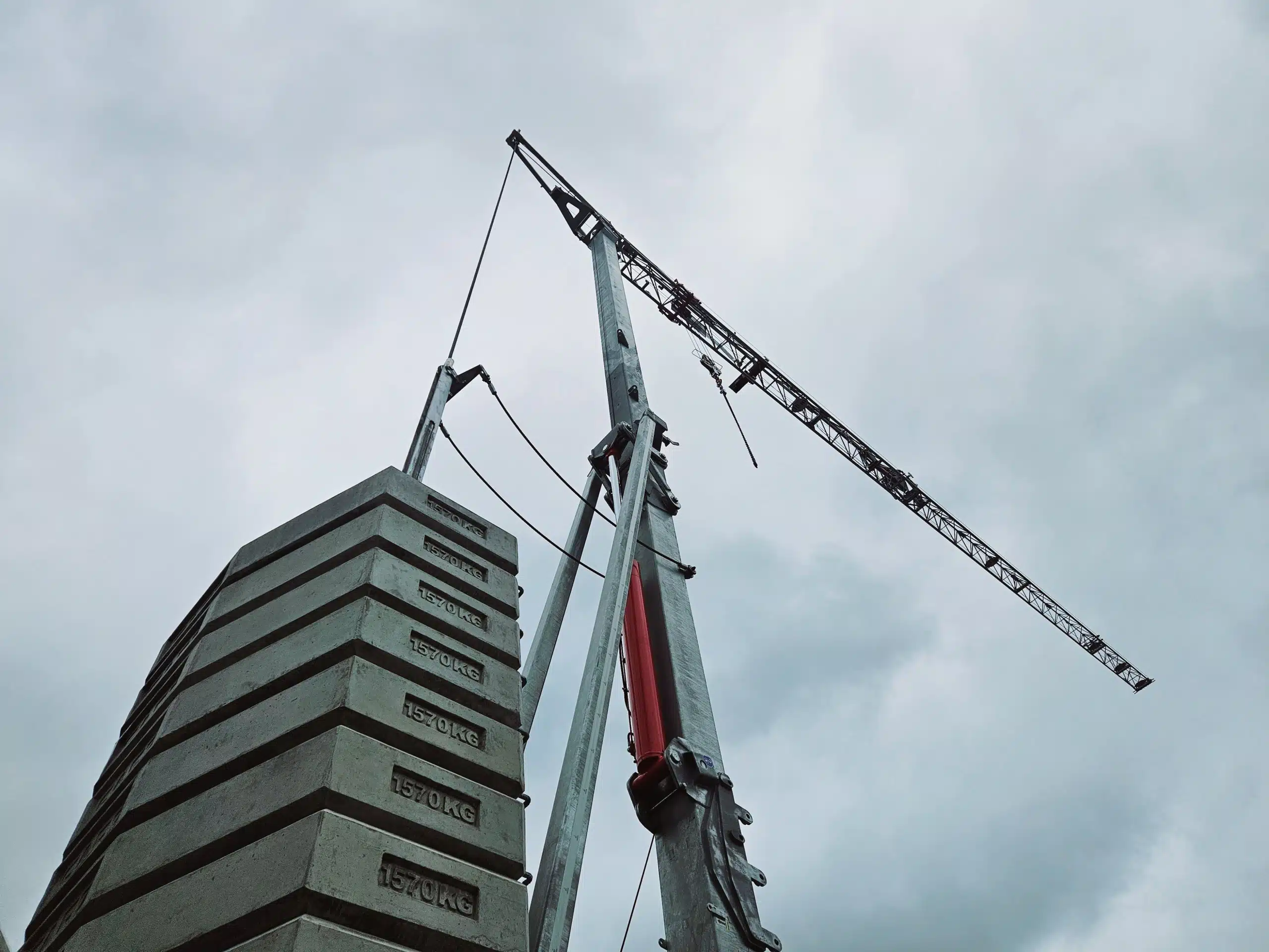Snelmontagekraan met ballast, van onderaf gefotografeerd
