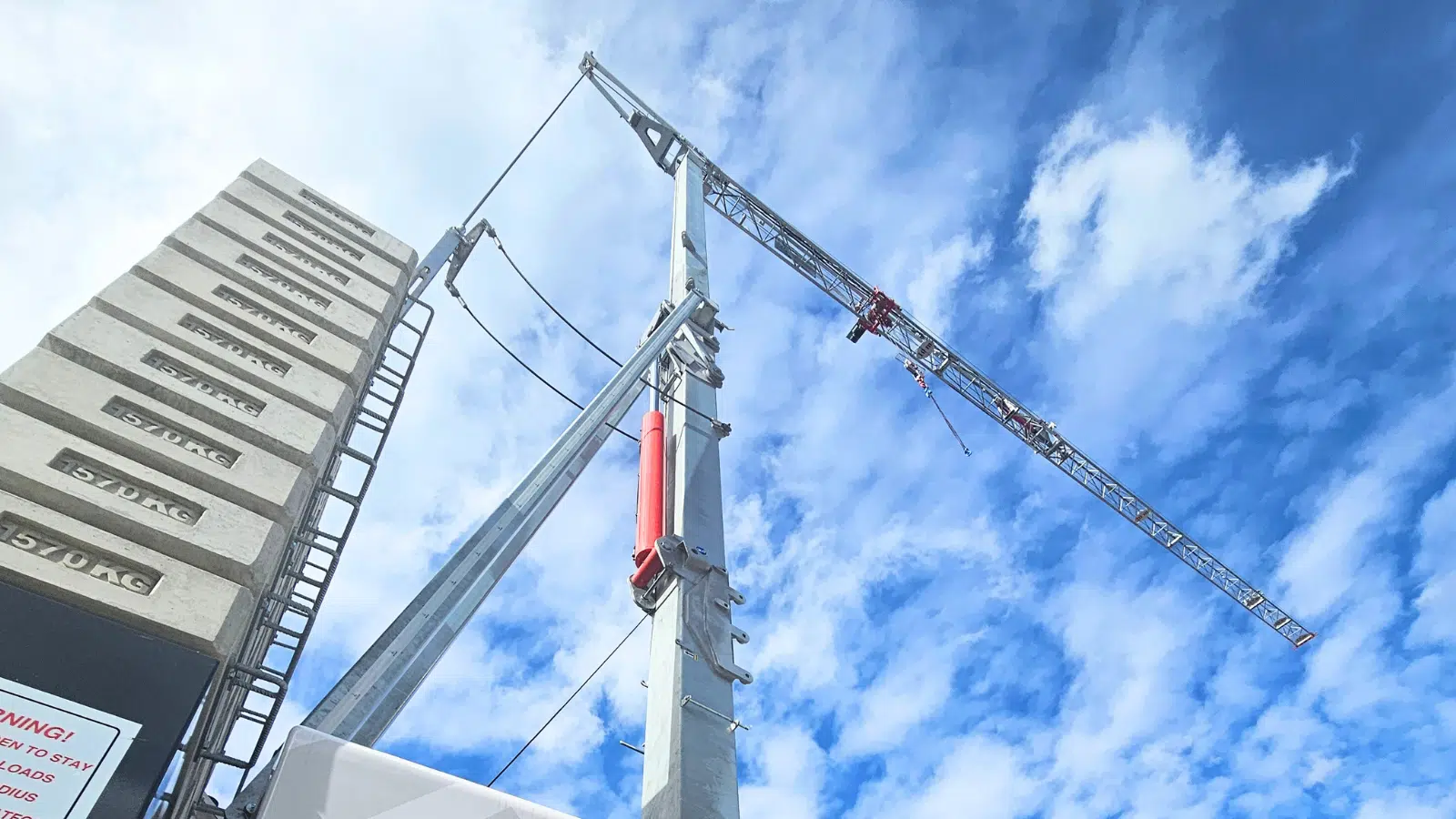 Bouwkraan aan het werk bij prefab betonelementen