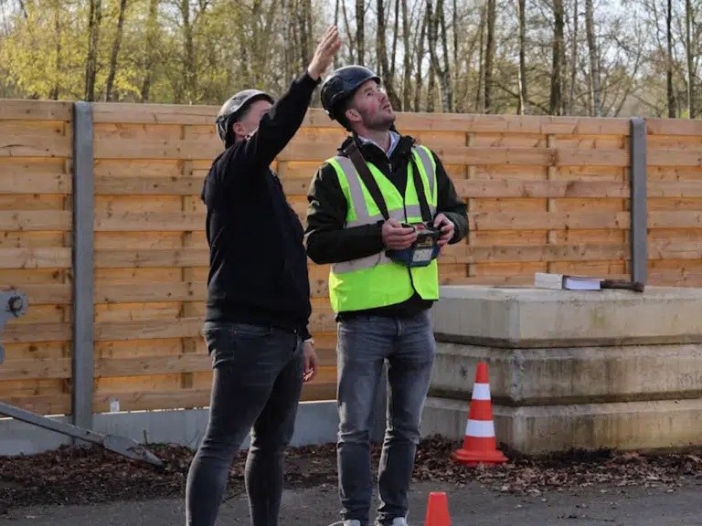 Instructeur en deelnemer tijdens een training veilig hijsen